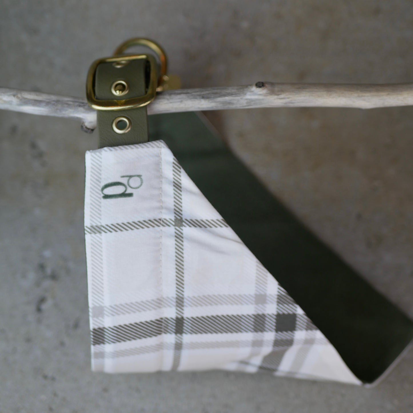 Halsband grössenverstellbar Khaki mit Tuch