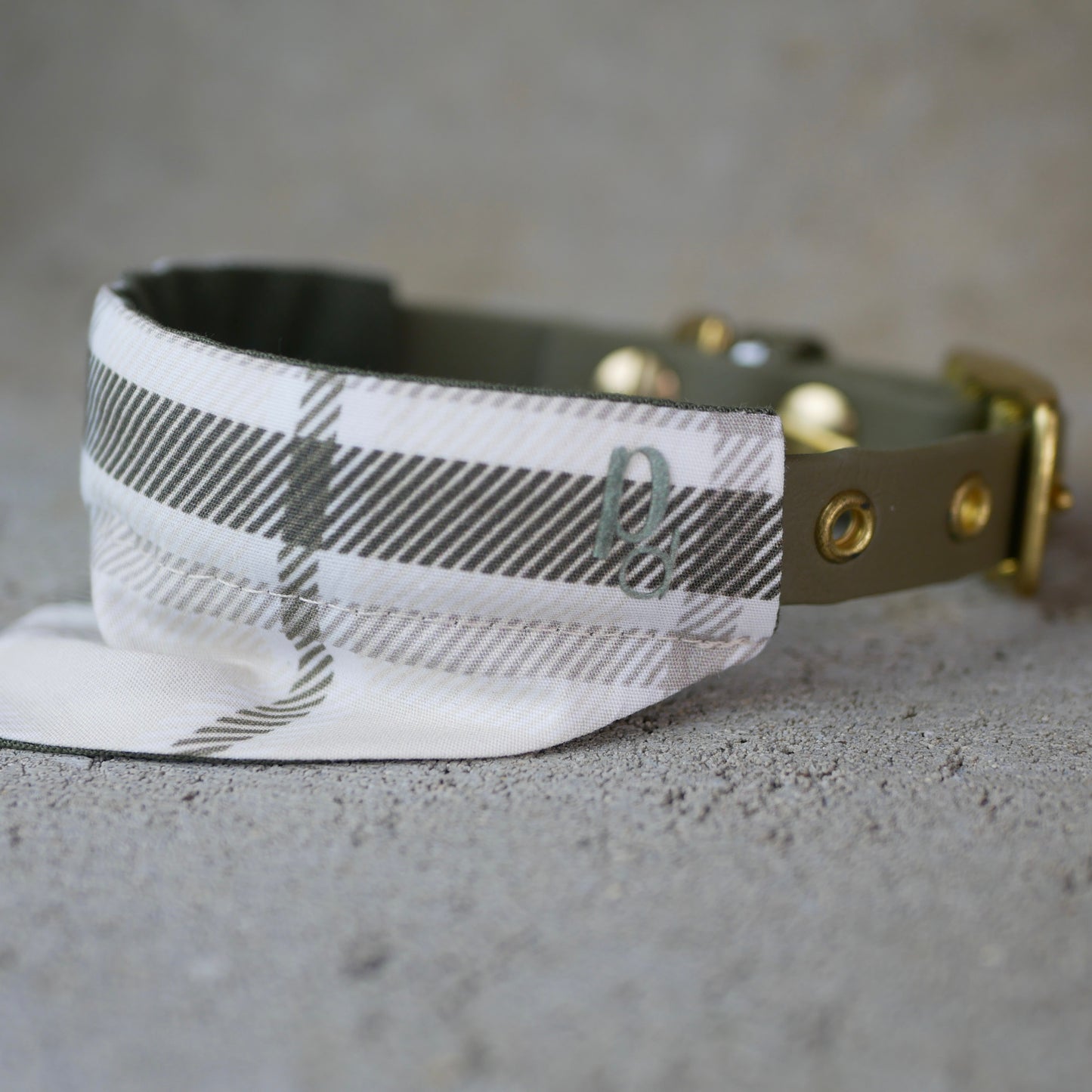Halsband grössenverstellbar Khaki mit Tuch