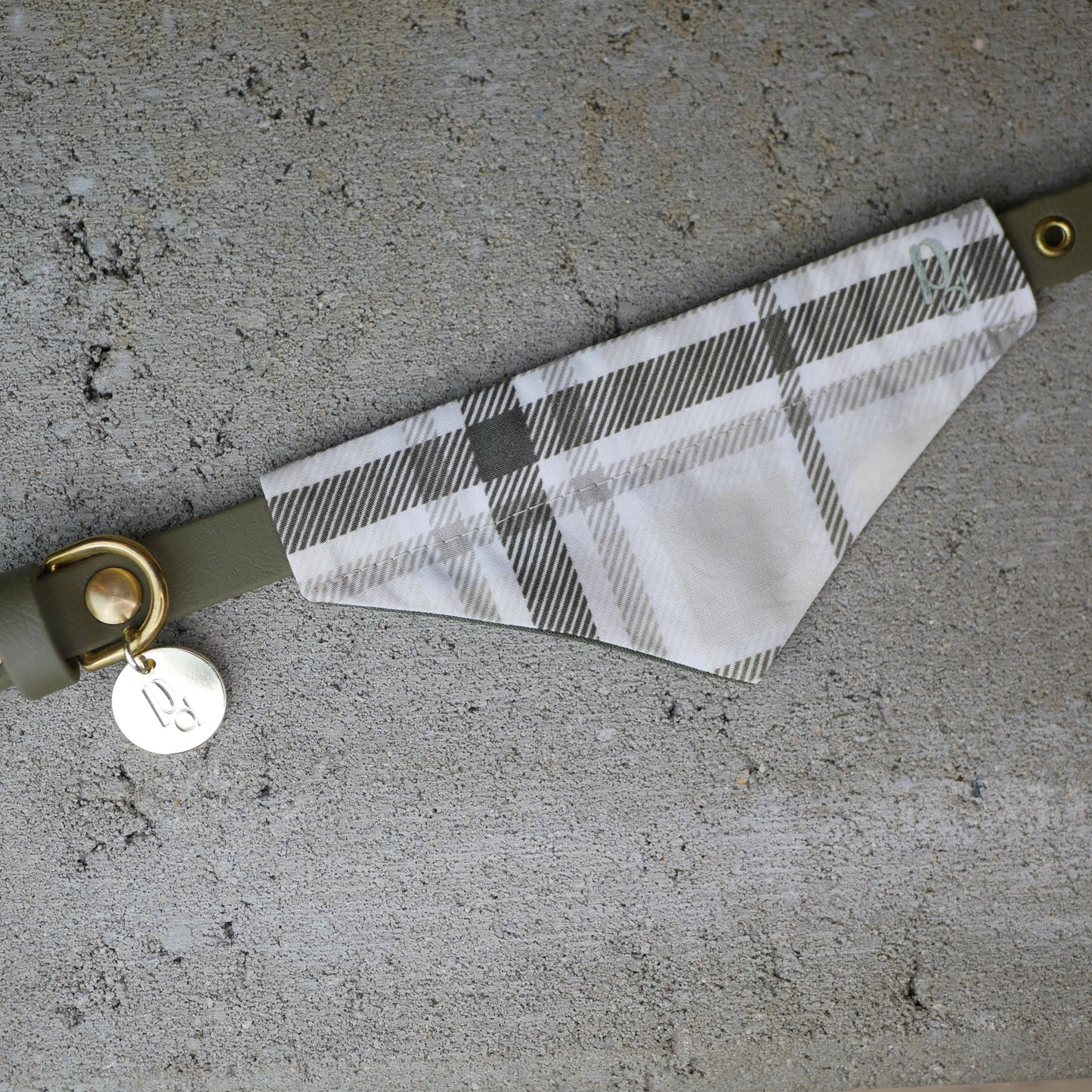 Halsband grössenverstellbar Khaki mit Tuch
